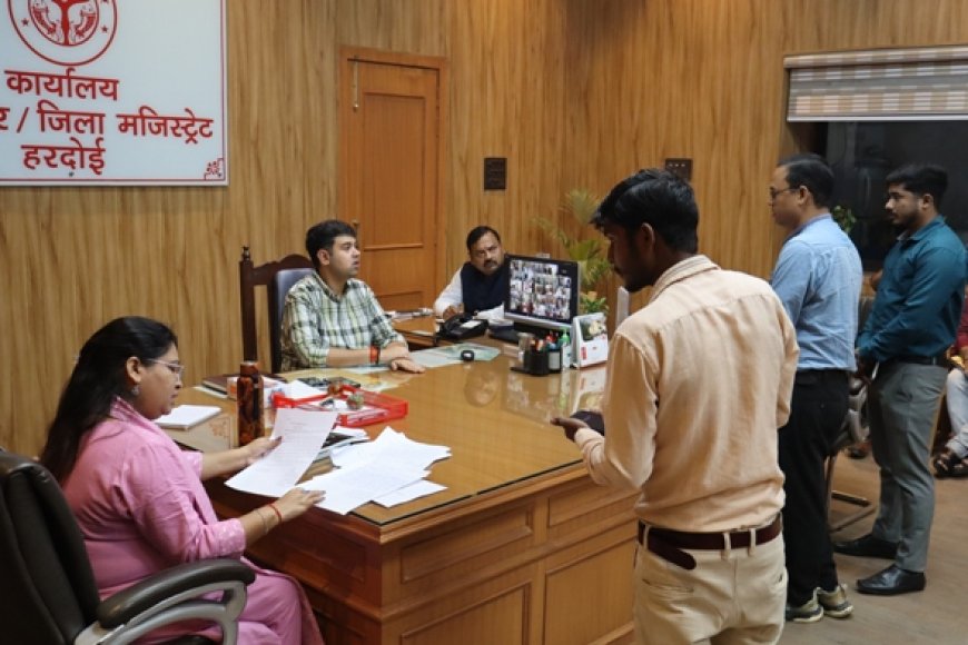 जिलाधिकारी ने जन सुनवाई में सुनी 97 शिकायतें