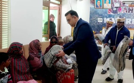 जिलाधिकारी व एसपी के हाथों ज़रूरतमन्दों को मिली कम्बल की सौगात