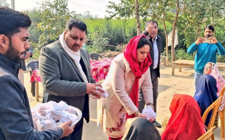 जिलाधिकारी ने नव वर्ष पर वृद्ध जन आश्रम का किया निरीक्षण