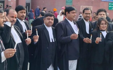 मध्य प्रदेश में अधिवक्ता अनिल मिश्रा दुर्भावना पूर्ण गिरफ्तारी के विरोध में अवध बार एसोसिएशन के अधिवक्ताओ ने हाई कोर्ट के बाहर कैंडल मार्च करके किया विरोध प्रदर्शन