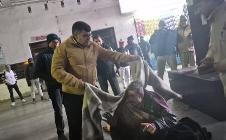 जिलाधिकारी ने जरूरतमन्दों को बांटे कंबल