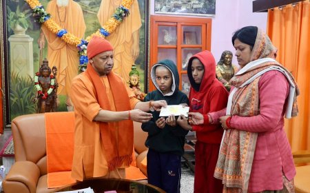 सीएम योगी ने गोरखपुर में दिवंगत पत्रकार विवेक कुमार अस्थाना की पत्नी एवं बच्चों को 05 लाख रु0 की आर्थिक सहायता का चेक किया प्रदान
