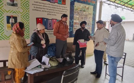 मण्डलायुक्त ने किया बागपत एवं शामली के बूथों का निरीक्षण, देखी व्यवस्थाएं, दिए निर्देश