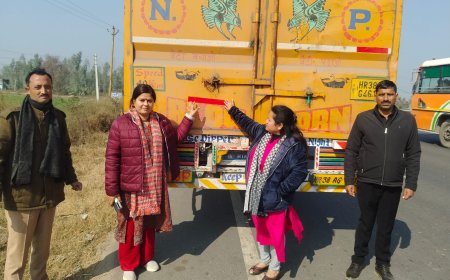 सड़क दुर्घटनाओं से बचाव के लिए रेट्रो-रिफ्लेक्टिव टेप लगाकर यातायात नियमों की दी गई जानकारी