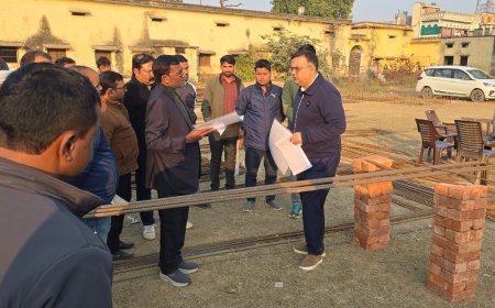 राजकीय इण्टर कालेज बहराइच के भवन निर्माण कार्य का डीएम ने किया निरीक्षण