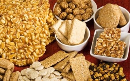 मकर संक्रांति के दिन तिल और गुड़ की खुशबू से रहें लोग मगन, खिचड़ी खाकर लिया आनंद