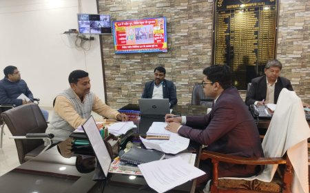 जिलाधिकारी ने जनसुनवाई कर सुनीं शिकायतें