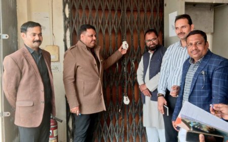 जिलाधिकारी द्वारा ई0वी0एम0/वी0वी0 पैट वेयर हाउस (स्ट्रांग रूम) की वाह्य सुरक्षा व्यवस्था का किया गया निरीक्षण