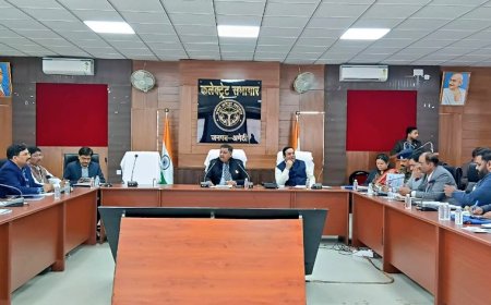 जिला उद्योग बन्धु एवं औद्योगिक व्यापारिक सुरक्षा फोरम तथा एम0ओ0यू0 क्रियान्वयन समिति की जिलाधिकारी ने की बैठक