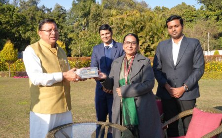 सीएम धामी से डीआरएम, मुरादाबाद ने की शिष्टाचार भेंट, रेल अवसंरचना के सुदृढ़ीकरण, पूर्ण एवं प्रगतिरत रेल परियोजनाओं पर की चर्चा