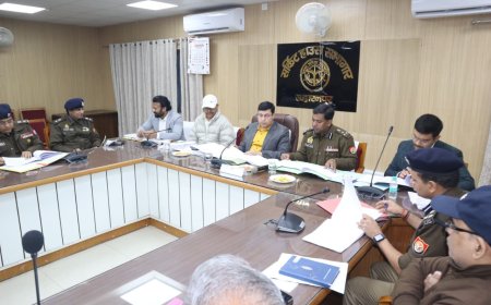 मण्डलायुक्त की अध्यक्षता में हुई सीएम डैश बोर्ड पर विकास कार्यों, कर करेत्तर एवं राजस्व कार्यों तथा कानून व्यवस्था की बैठक