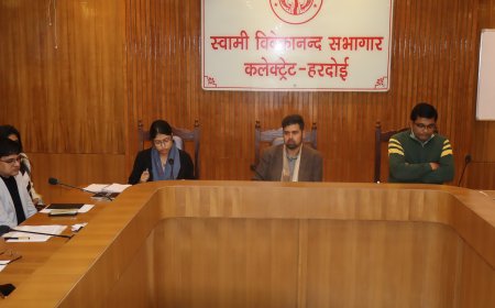 जिलाधिकारी ने की सीएम डैश बोर्ड राजस्व एवं विकास कार्याे की समीक्षा बैठक