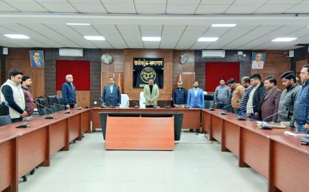 स्वतंत्रता संग्राम में अपने प्राणों की आहुति देने वाले अमर शहीदों की स्मृति में दो मिनट का किया गया मौन धारण