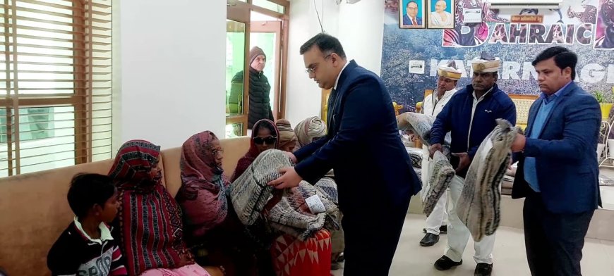 जिलाधिकारी व एसपी के हाथों ज़रूरतमन्दों को मिली कम्बल की सौगात
