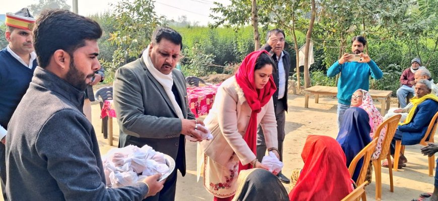 जिलाधिकारी ने नव वर्ष पर वृद्ध जन आश्रम का किया निरीक्षण