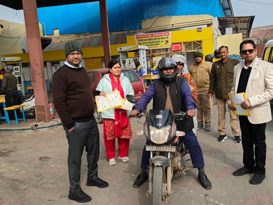 वाहन चालकों को पैम्फलेट वितरित कर सड़क सुरक्षा नियमों का पालन करते हुये वाहन संचालन के लिए किया जागरूक