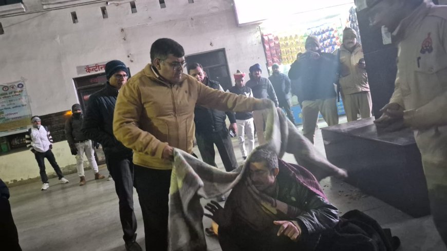 जिलाधिकारी ने जरूरतमन्दों को बांटे कंबल