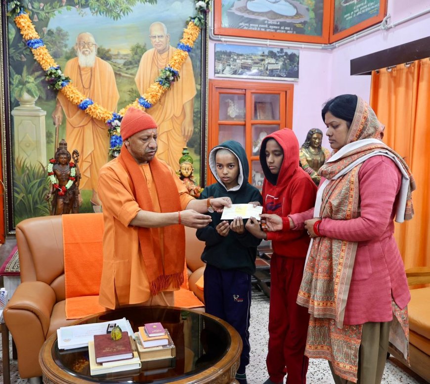 सीएम योगी ने गोरखपुर में दिवंगत पत्रकार विवेक कुमार अस्थाना की पत्नी एवं बच्चों को 05 लाख रु0 की आर्थिक सहायता का चेक किया प्रदान