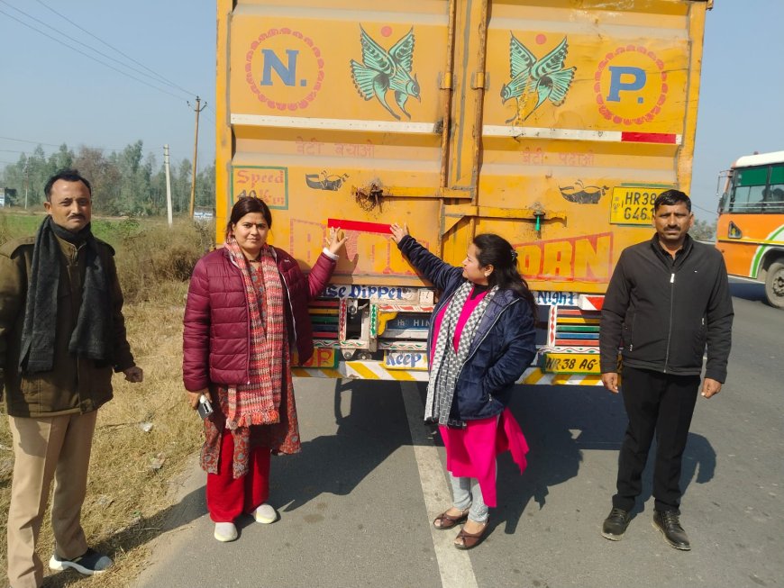 सड़क दुर्घटनाओं से बचाव के लिए रेट्रो-रिफ्लेक्टिव टेप लगाकर यातायात नियमों की दी गई जानकारी