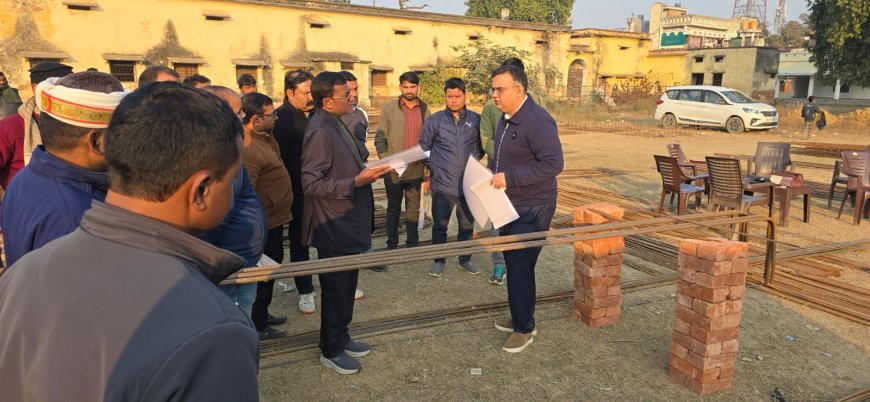 राजकीय इण्टर कालेज बहराइच के भवन निर्माण कार्य का डीएम ने किया निरीक्षण