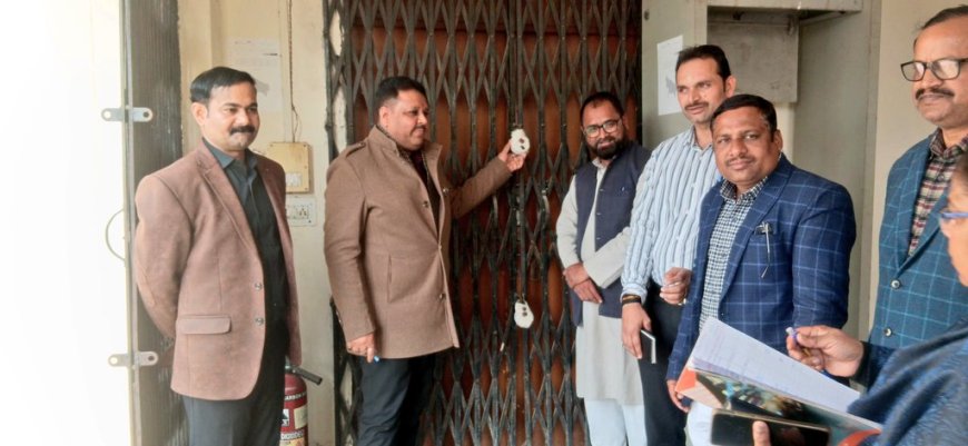 जिलाधिकारी द्वारा ई0वी0एम0/वी0वी0 पैट वेयर हाउस (स्ट्रांग रूम) की वाह्य सुरक्षा व्यवस्था का किया गया निरीक्षण