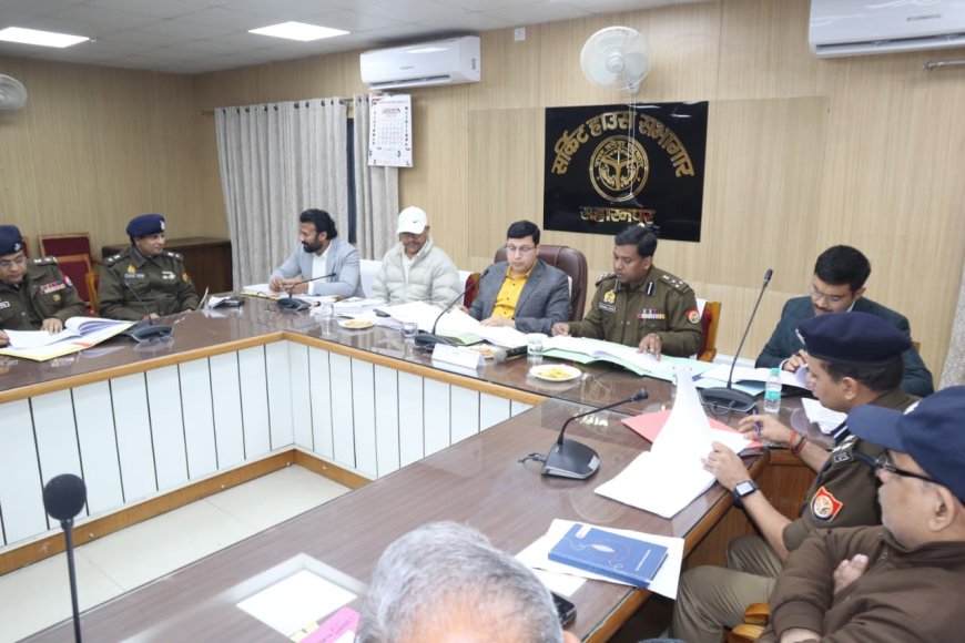 मण्डलायुक्त की अध्यक्षता में हुई सीएम डैश बोर्ड पर विकास कार्यों, कर करेत्तर एवं राजस्व कार्यों तथा कानून व्यवस्था की बैठक