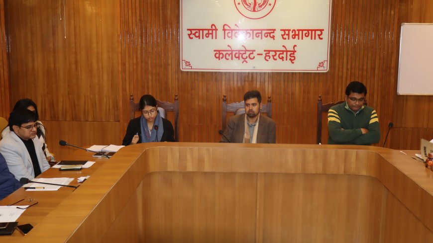 जिलाधिकारी ने की सीएम डैश बोर्ड राजस्व एवं विकास कार्याे की समीक्षा बैठक