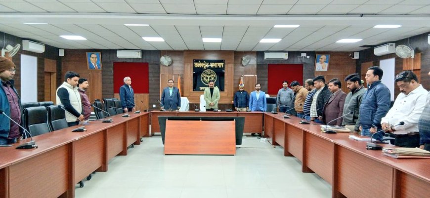 स्वतंत्रता संग्राम में अपने प्राणों की आहुति देने वाले अमर शहीदों की स्मृति में दो मिनट का किया गया मौन धारण