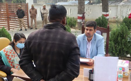 जिलाधिकारी ने जन सुनवाई में सुनीं शिकायतें