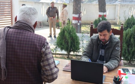 जिलाधिकारी ने जन सनुवाई में सुनीं शिकायतें