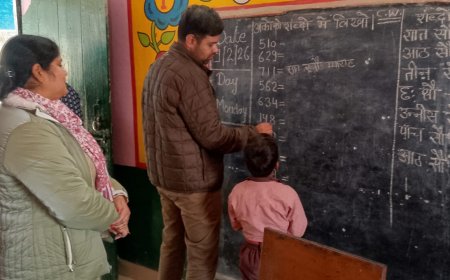 जिलाधिकारी ने शिक्षक की भांति बच्चों से गणित के सवाल लगवायें और शिक्षा एवं भोजन की गुणवत्ता आदि के बारे में ली जानकारी