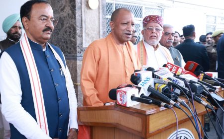 सीएम योगी ने मीडिया प्रतिनिधियों को किया सम्बोधित