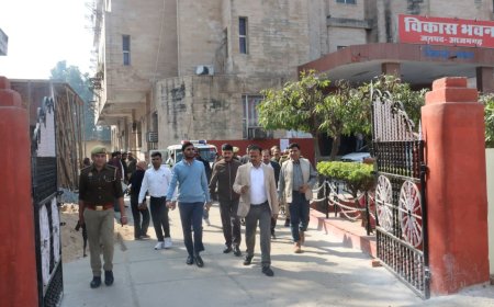 जिलाधिकारी ने विकास भवन में अवस्थित विभिन्न कार्यालयों का किया आकस्मिक निरीक्षण