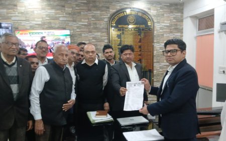 जिला रामपुर में वरिष्ठ अधिवक्ता के हत्या के मामले में अधिवक्ताओं ने जिलाधिकारी के माध्यम से राष्ट्रपति के नाम दिया ज्ञापन