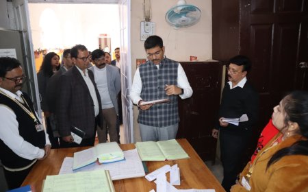 जिलाधिकारी ने किया कलेक्ट्रेट स्थित कार्यालयों का सघन निरीक्षण
