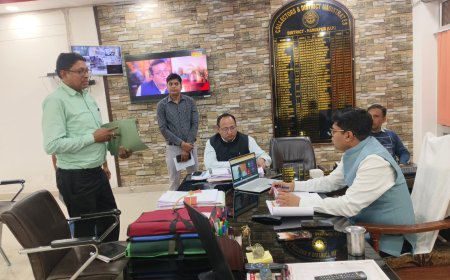 डीएम ने जनसुनवाई में शिकायतों का किया निस्तारण