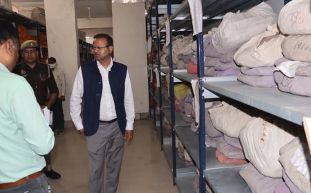 जिलाधिकारी ने कलेक्ट्रेट आजमगढ़ के विभिन्न पटलों का किया आकस्मिक निरीक्षण