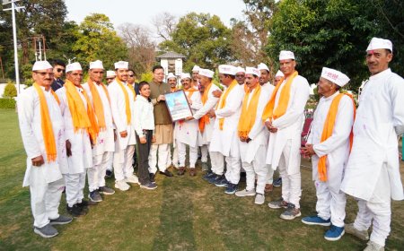 सीएम धामी ने चम्पावत से आए होल्यारों ने दी होली की शुभकामनाएं