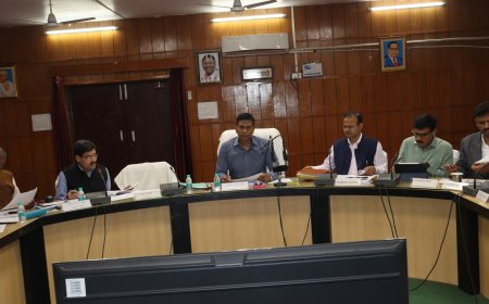 मण्डलायुक्त ने की मुख्यमंत्री डैशबोर्ड पर प्रदर्शित विकास कार्यों की शासन स्तर से जारी ग्रेडिंग/रैंकिंग की समीक्षा