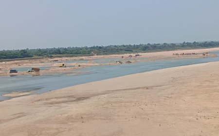 बेतवा नदी मे दिनरात गरज रही प्रतिबंधित पोकलेण्ड मशीने, खुलेआम हो रहा बालू का अवैध खनन, प्रशासन मौन