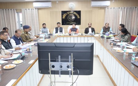 मण्डलायुक्त की अध्यक्षता में हुई सीएम डैश बोर्ड पर विकास कार्यों, कर करेत्तर एवं राजस्व कार्यों की बैठक