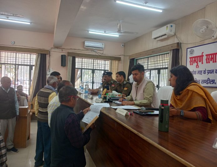 कल्याणकारी योजनाओं के पात्र व्यक्तियों को चिन्हित कर लाभान्वित करायें- अनुनय झा