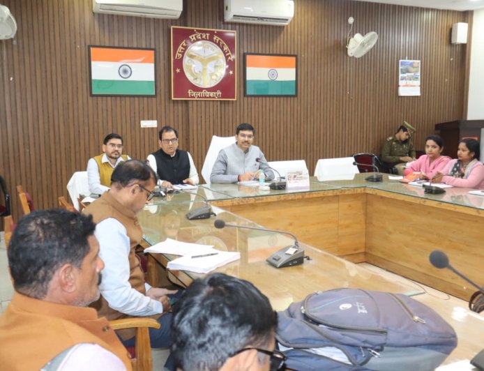 जिला निर्वाचन अधिकारी ने ली बीएलओ की बैठक, कहा कोई भी अर्ह युवा फार्म 06 भरने से न छूटे