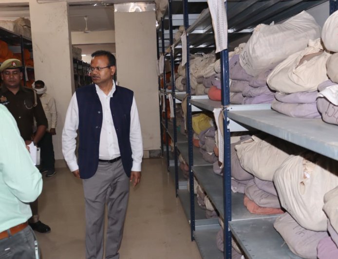 जिलाधिकारी ने कलेक्ट्रेट आजमगढ़ के विभिन्न पटलों का किया आकस्मिक निरीक्षण