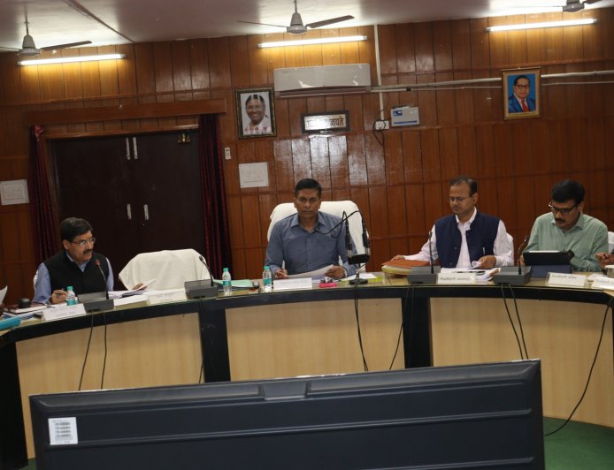 मण्डलायुक्त ने की मुख्यमंत्री डैशबोर्ड पर प्रदर्शित विकास कार्यों की शासन स्तर से जारी ग्रेडिंग/रैंकिंग की समीक्षा