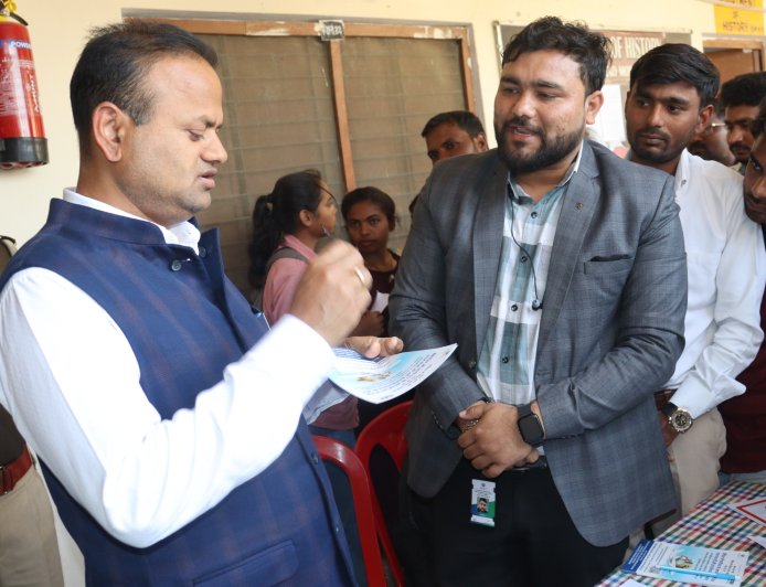 जिलाधिकारी ने डीएवी पीजी कालेज में आयोजित वृहद रोजगार मेले का कराया आयोजन