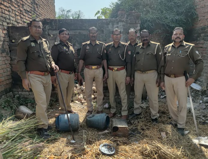 आबकारी विभाग ने की छापेमारी, 78 लीटर कच्ची शराब बरामद