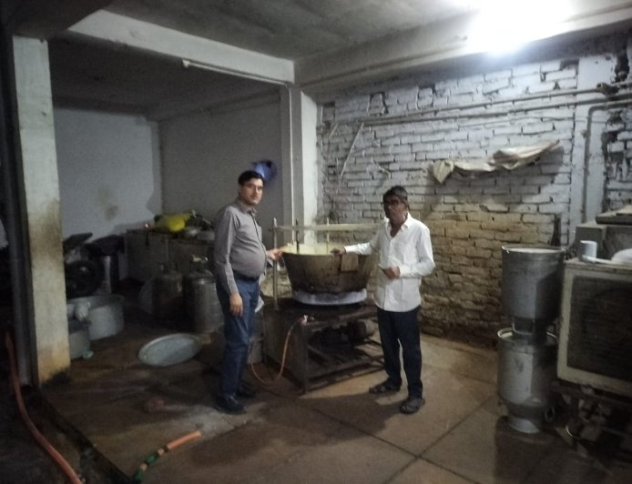 होली पर्व के दृष्टिगत खाद्य सुरक्षा विभाग का विशेष अभियान, विभिन्न प्रतिष्ठानों से लिए गए नमूने