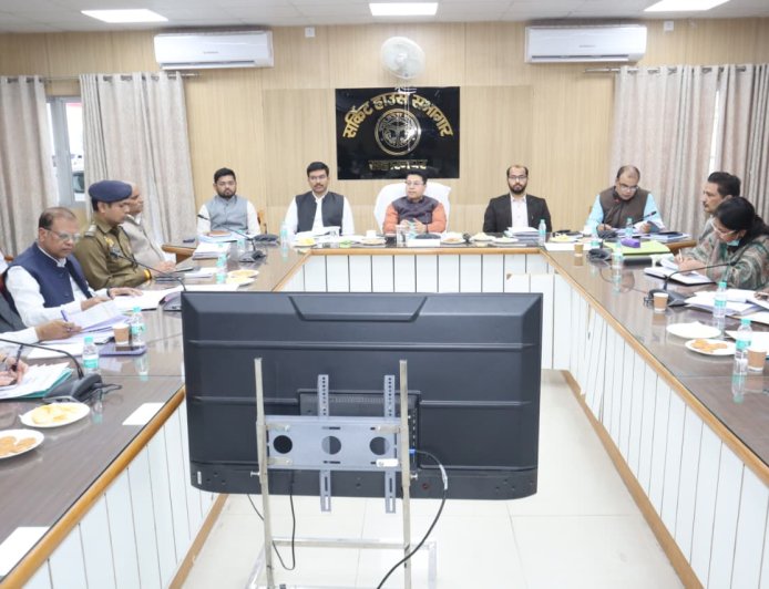 मण्डलायुक्त की अध्यक्षता में हुई सीएम डैश बोर्ड पर विकास कार्यों, कर करेत्तर एवं राजस्व कार्यों की बैठक