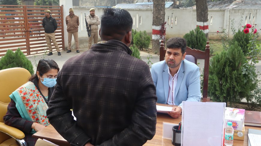 जिलाधिकारी ने जन सुनवाई में सुनीं शिकायतें